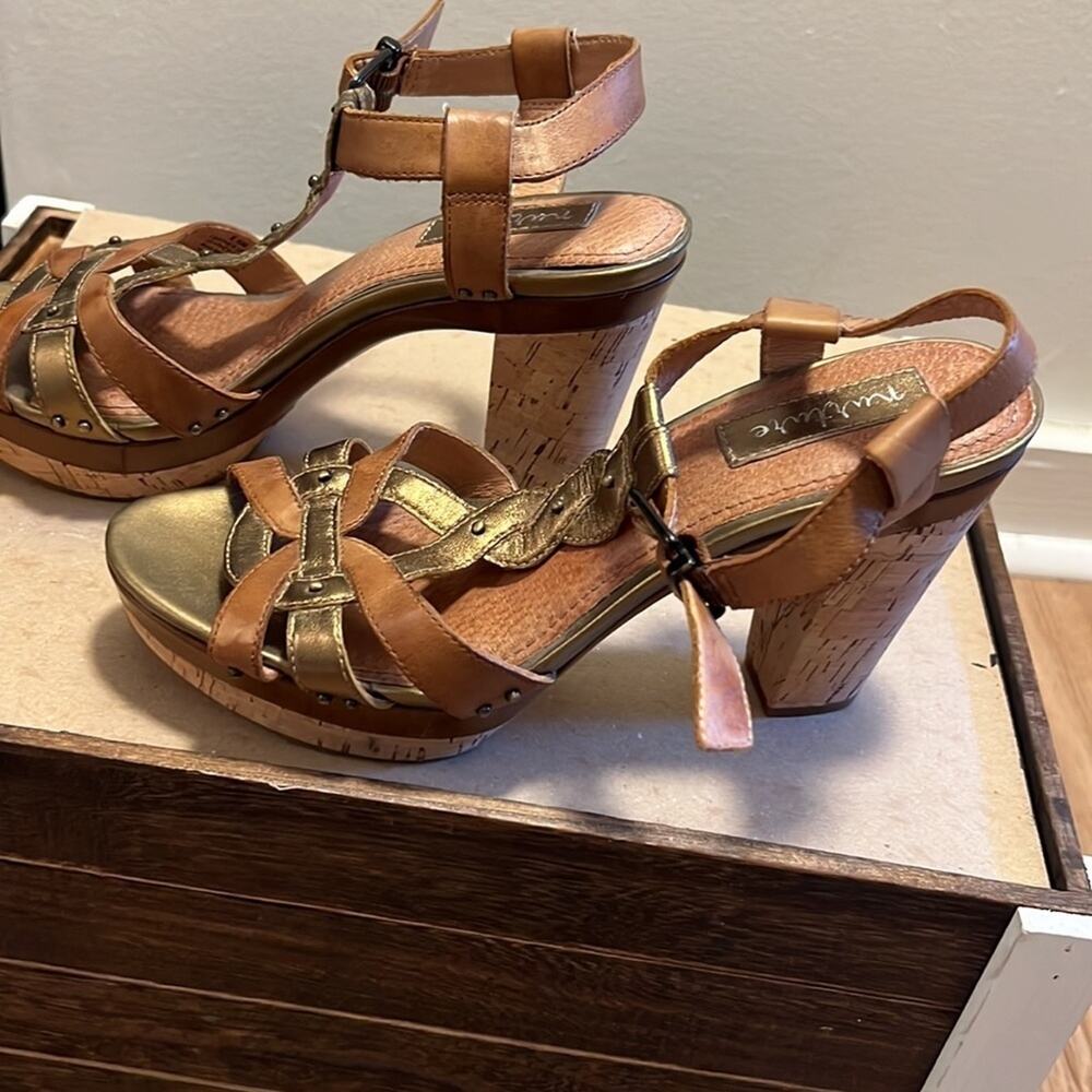 New never worn Nuture wedges - size 8.5 - leather & gold colors - Picture 2 of 6